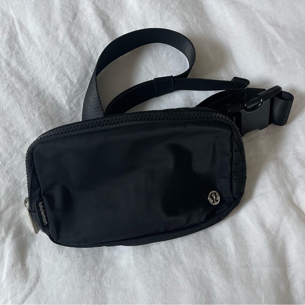 Lululemon Everywhere Belt Bag Black